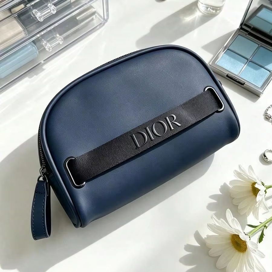 Women Bags Dior - กระเป๋าเครื่องสำอางทรงครึ่งวงกลมสีน้ำเงินกรมท่าของดิออร์ ความจุขนาดใหญ่ พร้อมโลโก้ปั๊มนูน สายสะพายไหล่ ของขวัญความงามสุดหรูสำหรับผู้หญิง
