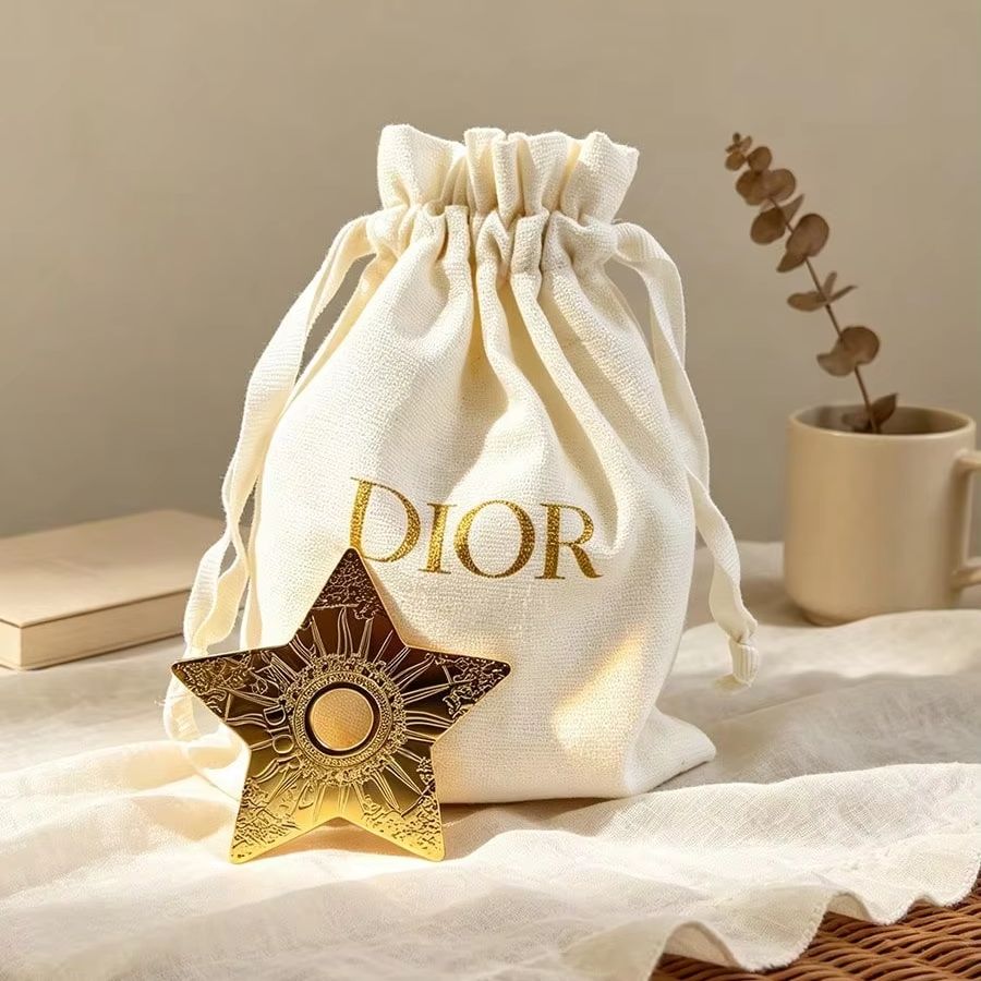 Women Bags Dior - กระเป๋าผ้าแคนวาสสีขาวนวล Dior พร้อมสายรูดตกแต่งลายดาว กระเป๋าเครื่องสำอาง กระเป๋าเก็บพัฟแต่งหน้า ของขวัญสุดหรูสำหรับผู้หญิง
